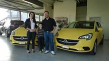 STAR Pizza-Kurier Yildiz mit Nesla Deniz und Baris mit Ihren neuen Opel Corsa